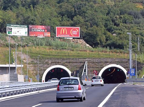 Simbolična podoba potovanja skozi tunel
