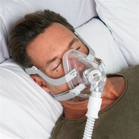 Ilustracija človeka, ki spi s CPAP masko