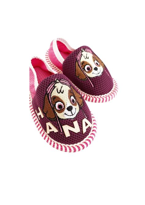 Ilustracija otrok v čevljih z risanimi junaki