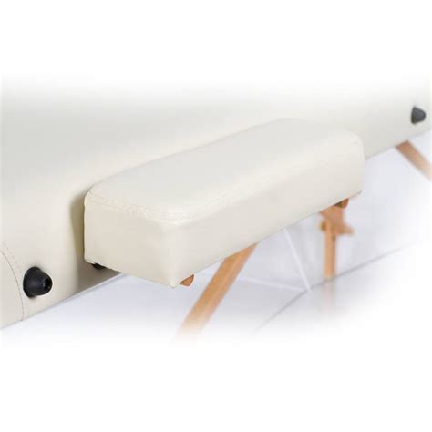 Nosečnica na masažni mizi z blazinami za podporo