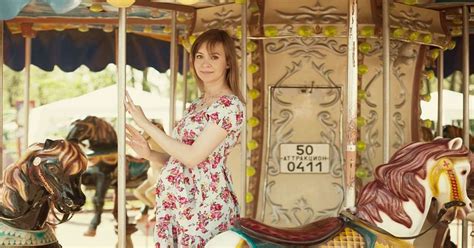 Ilustracija utrujene nosečnice, ki počiva