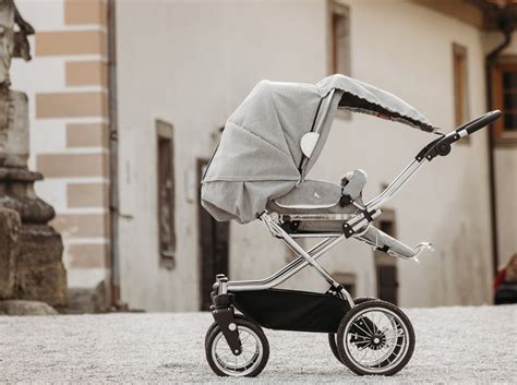 Retro otroški voziček z elegantnim oblazinjenjem