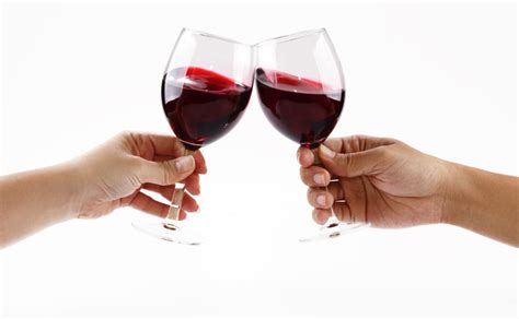 nosečnica pije kozarec vina