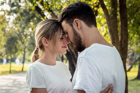 Ženska in partner v objemu