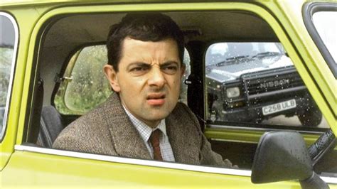 Nosečka z dojenčkom v slingu med opravljanjem vsakodnevnih opravil