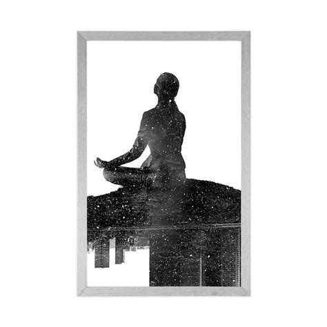 Ženska med meditacijo pod polno luno