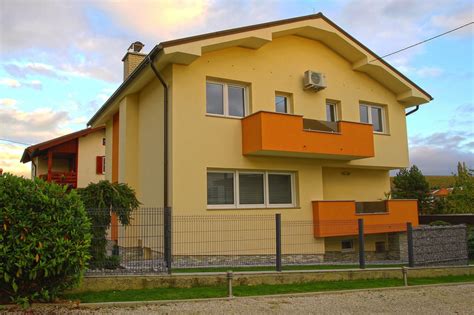Slika slovenske čebelarske hiše ali panjev