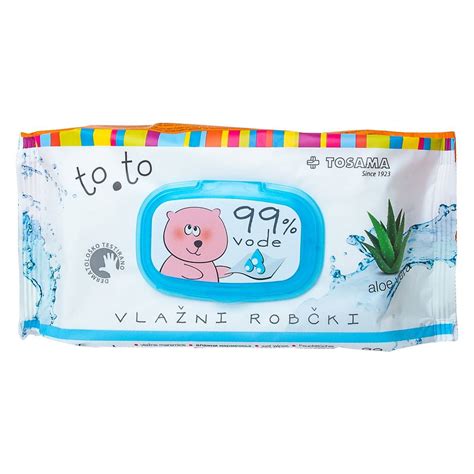 Pripomočki za nego dojenčka, kot so vlažilni robčki, steklenička s fiziološko raztopino in bombažne krpice.