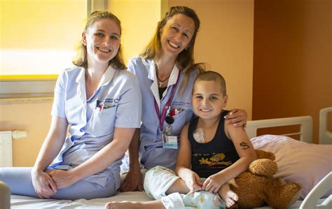 medicinska sestra skrbi za nosečnico