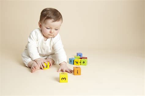 Otrok se vozi s triciklom