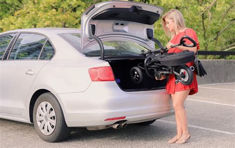 Zložen tricikel v prtljažniku avtomobila