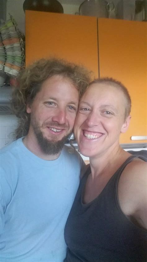 Ilustracija ženske, ki se dotika dojke