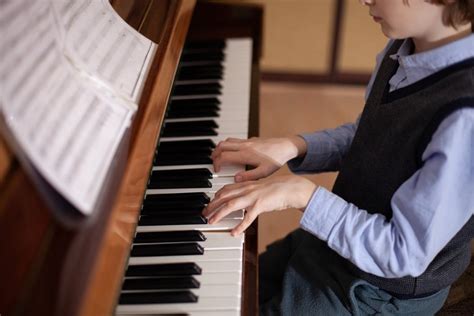 Justin Bieber kot otrok, ki igra klavir