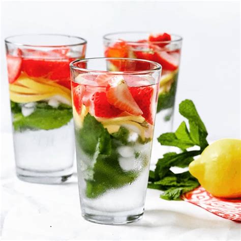 Nosečnica v senci z osvežilno pijačo