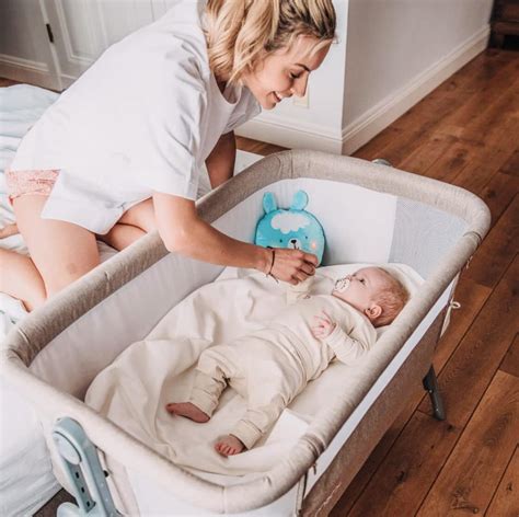 obposteljna posteljica ob postelji staršev