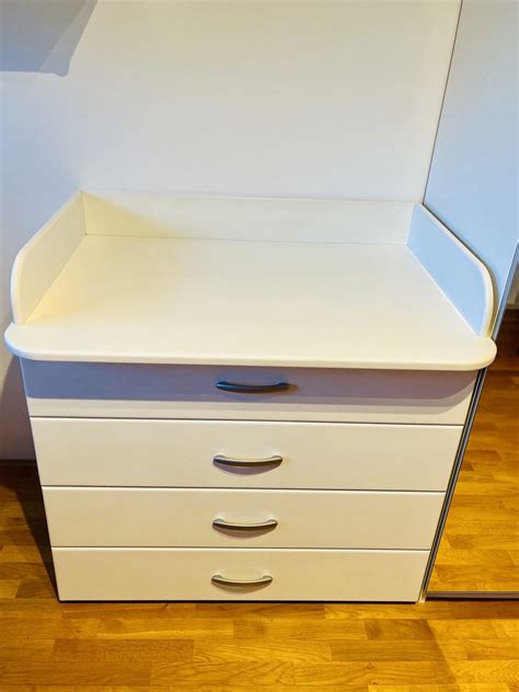 previjalna komoda z predali