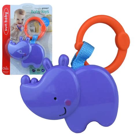 Dojenček posluša glasbo z ropotuljico