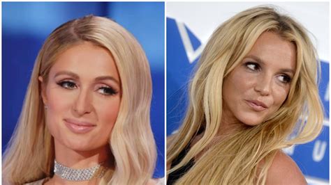 Odrasla oseba igra klavir