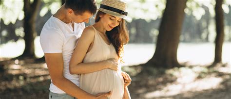 Ilustracija para, ki se pogovarja o nosečnosti.