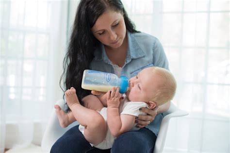 oče hrani dojenčka s stekleničko