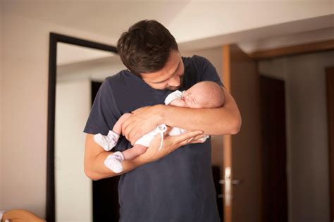 oče kopa dojenčka v banjici