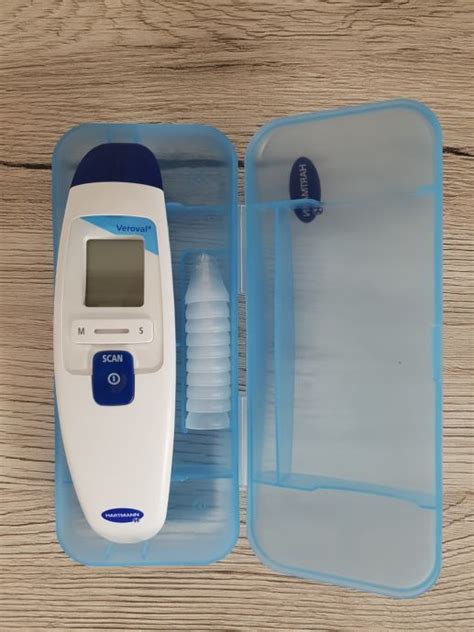 Termometer na čelu dojenčka