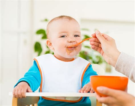 dojenček je otroško hrano