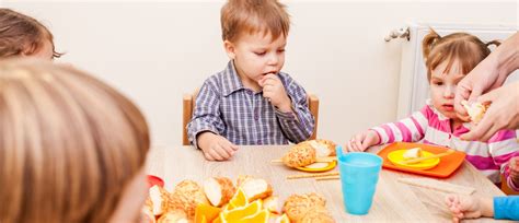 Otrok, ki pomaga pri pripravi hrane