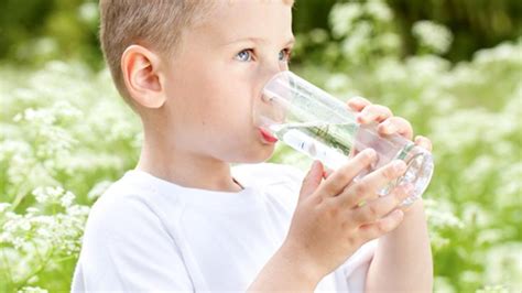 Otrok, ki pije vodo