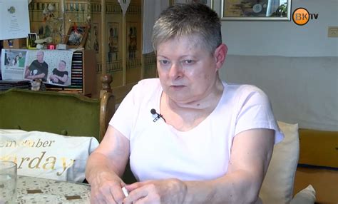 Ženska z nosečniškim vzglavnikom