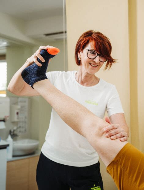 Fizioterapevtka, ki izvaja ročno terapijo na ženski