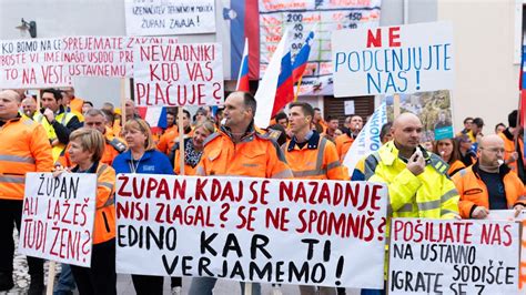 Protestniki pred kliniko za splav