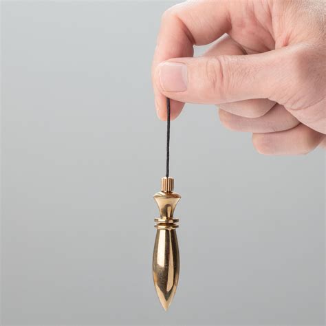 Ilustracija nosečnice, ki drži v roki škatlico tablet za grlo.