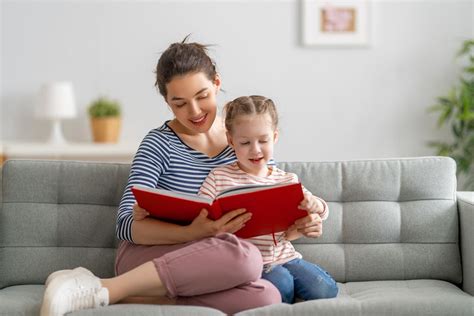 mama in oče s dojenčkom in dudo