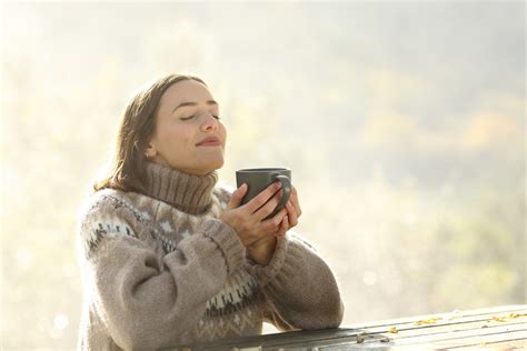 Ilustracija nosečnice, ki pije čaj z zelišči