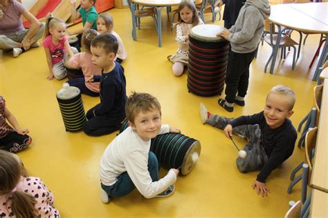 Otroci sodelujejo pri glasbeni dejavnosti v vrtcu