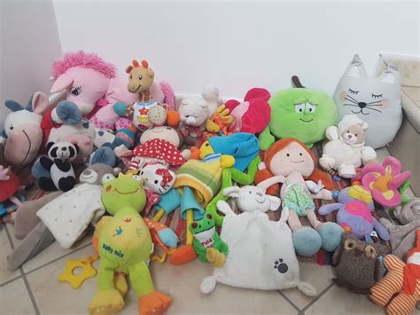 Plišaste igrače, postavljene pred hišo kot praznično okrasje