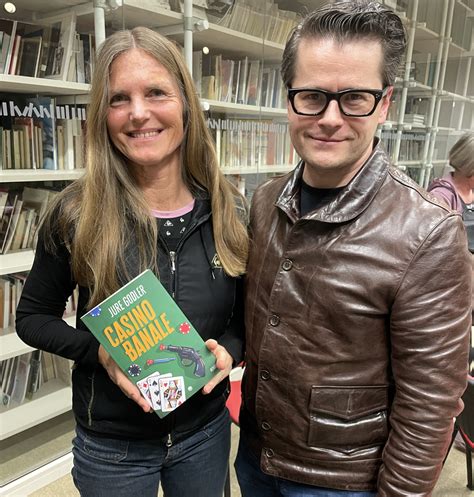 Irena Avbelj med padalskim skokom