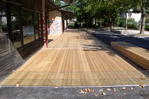 mama se poslavlja od otroka pred vrtcem