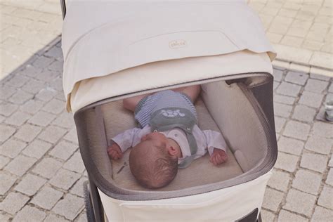 Detail košare otroškega vozička z žakard strehico