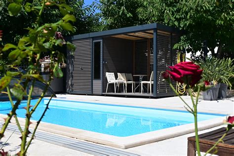 luksuzna terasa z gugalnico ob bazenu