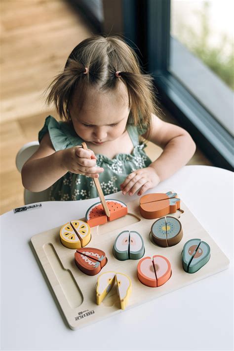 Otrok, ki sestavlja sestavljanko, prikazuje fino motoriko in koordinacijo roka-oko