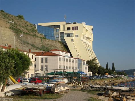 Pogled na Grand Hotel Bernardin ob sončnem vzhodu
