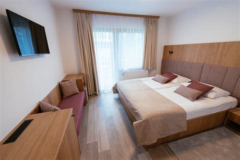 Notranjost elegantno opremljene dvoposteljne sobe z balkonom