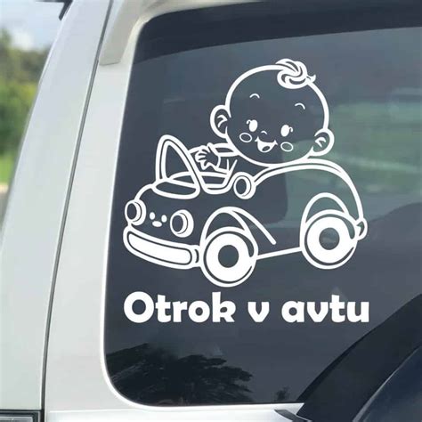 Dojenček v lupinici v avtu
