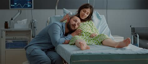 par, ki drži novorojenčka