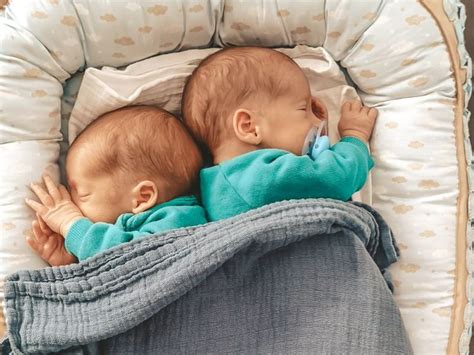 družina z dvojčki, ki se igra