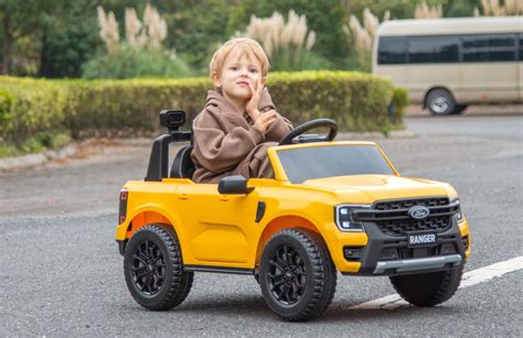 Otrok vozi električni avtomobilček