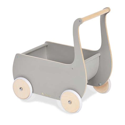 Otrok vleče lesen voziček s peskom