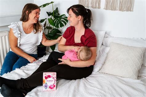 Nosečnica in doječa mamica z otrokom